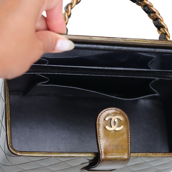 CHANEL Vintage Iridescent Olive Green Patent Leather Vanity Bag - Picture 5 of 15